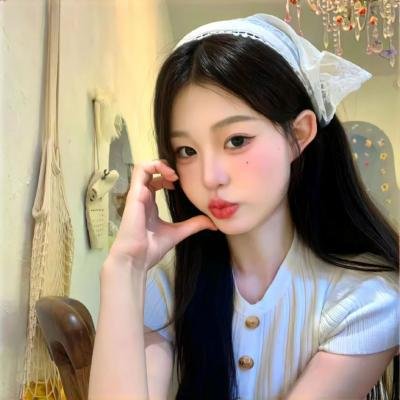 戴流苏耳环的少女